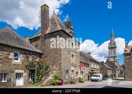 Frankreich, Cotes-d'Armor, Gouarec, Le Pavillon des Rohan (1634) und die Pfarrkirche Notre-Dame de la Fosse Stockfoto