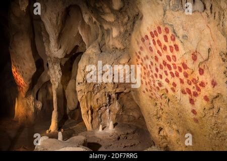 Frankreich, Ardeche, Vallon Pont d'Arc, Cavern of Pont d'Arc, exakte Nachbildung der Chauvet-Höhle, die von der UNESCO zum Weltkulturerbe erklärt wurde Stockfoto