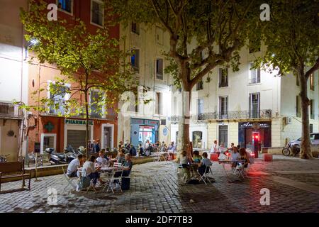 Frankreich, Herault, Sete, Leon Blum Platz, Restaurant Terrasse auf einem gepflasterten Platz mit Platanen gepflanzt Stockfoto