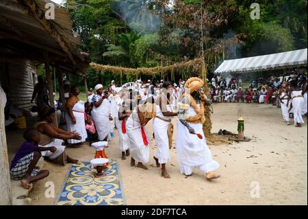 Gabun, Libreville, Tanz mit traditionellem Make-up und Kleidung während der Einweihungszeremonie für Mädchen Stockfoto