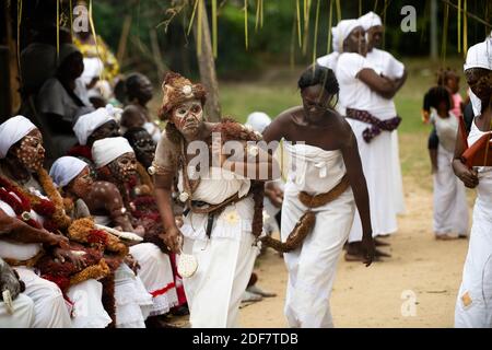 Gabun, Libreville, Tanz mit traditionellem Make-up und Kleidung während der Einweihungszeremonie für Mädchen Stockfoto