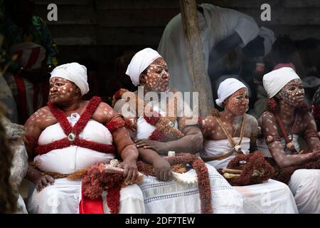 Gabun, Libreville, Frauen mit traditionellem Make-up und Kleidung während der Einweihungszeremonie für Mädchen Stockfoto