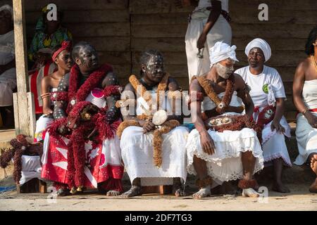 Gabun, Libreville, Frauen mit traditionellem Make-up und Kleidung während der Einweihungszeremonie für Mädchen Stockfoto