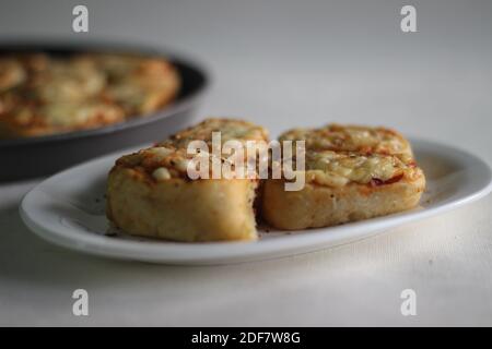 Hausgemachte Mozzarella-Pizzabrötchen Stockfoto