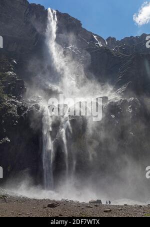 Frankreich, Hautes Pyrenees, Gavarnie, Pyrenäen Mont Perdu, von der UNESCO zum Weltkulturerbe erklärt, der große Wasserfall 420 m Stockfoto