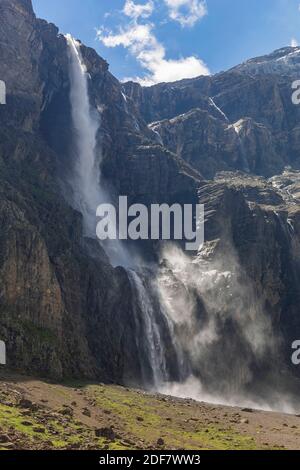 Frankreich, Hautes Pyrenees, Gavarnie, Pyrenäen Mont Perdu, von der UNESCO zum Weltkulturerbe erklärt, der große Wasserfall 420 m Stockfoto