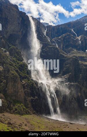 Frankreich, Hautes Pyrenees, Gavarnie, Pyrenäen Mont Perdu, von der UNESCO zum Weltkulturerbe erklärt, der große Wasserfall 420 m Stockfoto