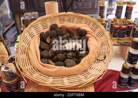 Frankreich, Dordogne, Perigord Noir, Dordogne-Tal, Sarlat la Caneda, Sommertrüffel (Tuber aestivum) auf dem traditionellen Markt zu verkaufen Stockfoto