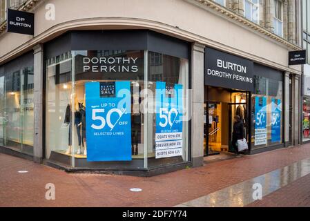 Arcadia Group, Burton, Dorothy Perkins Modegeschäft in High Street, Southend on Sea, Essex, Großbritannien. Zum halben Preis schwarz Freitag Verkauf Zeichen im Fenster Stockfoto