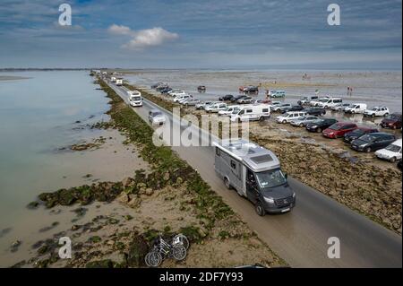 Frankreich, Vendee, la Barre des Monts, ile de Noirmoutier, Campingwagen in der Passage du Gois eine Ebbe Stockfoto