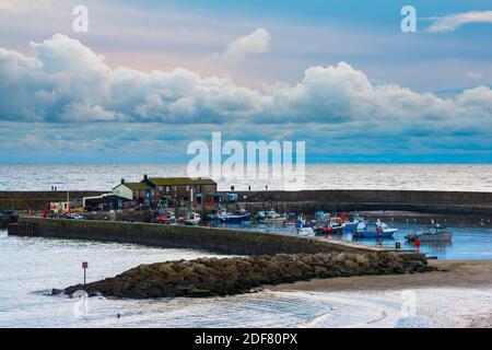 Lyme Regis, Dorset, Großbritannien. Dezember 2020. Wetter in Großbritannien. Wolken auf See hinter dem Cobb Hafen bei Lyme Regis in Dorset kurz vor Sonnenuntergang. Bild: Graham Hunt/Alamy Live News Stockfoto