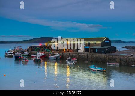 Lyme Regis, Dorset, Großbritannien. Dezember 2020. Wetter in Großbritannien. Der Himmel verdunkelt sich über dem Cobb Hafen bei Lyme Regis in Dorset in der Abenddämmerung. Bild: Graham Hunt/Alamy Live News Stockfoto