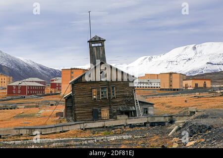 Verfallener Holzbau mit Turm bei Pyramiden, verlassene sowjetische Kohlebergbausiedlung auf Spitzbergen Stockfoto