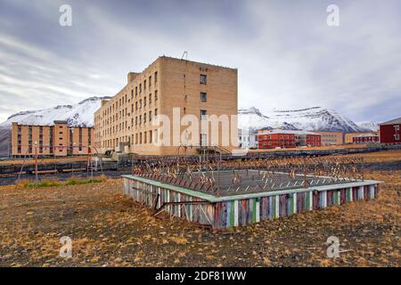 Hotel Tulpan, ehemalige Wohnungen und alter Kinderspielplatz in Pyramiden, verlassene sowjetische Kohlensiedlung auf Spitzbergen Stockfoto