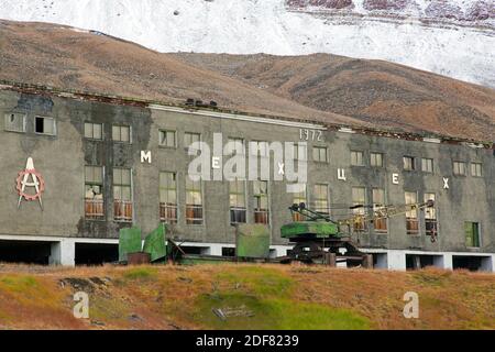 Verlassene Werkstatt / Fabrik in Pyramiden, verlassene sowjetische Kohlensiedlung auf Spitzbergen Stockfoto