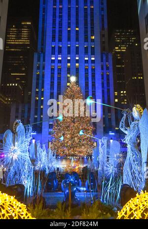 (201203) -- NEW YORK, 3. Dezember 2020 (Xinhua) -- der Rockefeller Center Weihnachtsbaum steht beleuchtet in New York, den Vereinigten Staaten, 2. Dezember 2020. Die 75 Meter hohe Norwegenfichte wird von mehr als 50,000 LED-Leuchten als traditionelle Routine jährlich statt, um den Beginn einer anderen Weihnachtszeit zu markieren beleuchtet. (Diane Bondareff/AP-Bilder für Tishman Speyer/Pool über Xinhua) Stockfoto