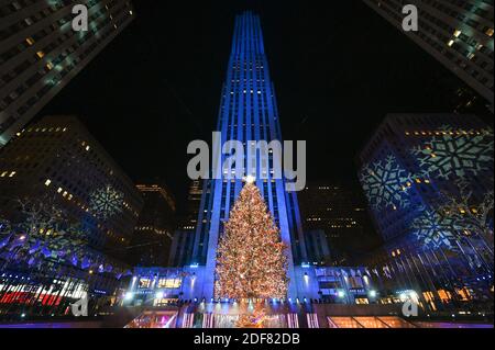 (201203) -- NEW YORK, 3. Dezember 2020 (Xinhua) -- der Rockefeller Center Weihnachtsbaum steht beleuchtet in New York, den Vereinigten Staaten, 2. Dezember 2020. Die 75 Meter hohe Norwegenfichte wird von mehr als 50,000 LED-Leuchten als traditionelle Routine jährlich statt, um den Beginn einer anderen Weihnachtszeit zu markieren beleuchtet. (Diane Bondareff/AP-Bilder für Tishman Speyer/Pool über Xinhua) Stockfoto