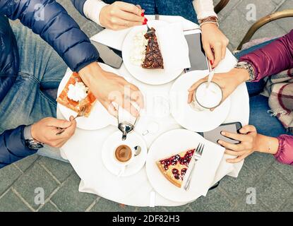 Freunde Gruppe mit Kuchen Kaffee und Milch in der Bar Restaurant - Nahaufnahme der Menschen Hände mit Smartphones mit Obermaterial Standpunkt Stockfoto