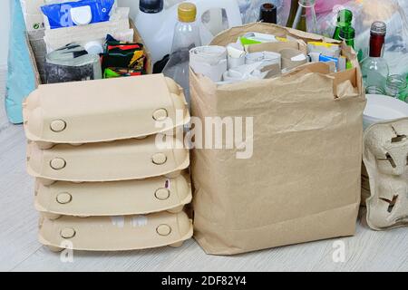 Papier und Pappe für das Recycling vorbereitet. Recycelbare Materialien. Bündel von Pappe, die recycelt werden sollen. Stockfoto