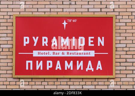 Rotes Schild an der Wand des Hotel-Bar-Restaurants in Pyramiden, verlassene sowjetische Kohlebergbausiedlung auf Spitzbergen Stockfoto