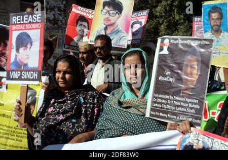 Mitglieder von Voice for Missing Persons of Sindh veranstalten am Donnerstag, dem 3. Dezember 2020, im Hyderabad-Presseclub eine Protestdemonstration zur Genesung ihrer Vermissten. Stockfoto