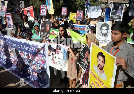 Mitglieder von Voice for Missing Persons of Sindh veranstalten am Donnerstag, dem 3. Dezember 2020, im Hyderabad-Presseclub eine Protestdemonstration zur Genesung ihrer Vermissten. Stockfoto