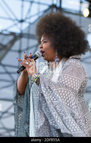 Miami Gardens, FL, USA. März 2020. Betty Wright tritt während des Jazz in the Gardens 2017 im Hard Rock Stadium in Miami Gardens auf. März 18, 2017. Kredit: Aaron Gilbert/Media Punch/Alamy Live Nachrichten Stockfoto