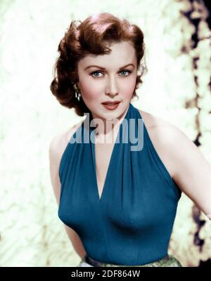 Rhonda Fleming (geboren Marilyn Louis; 10. August 1923) ist eine pensionierte amerikanische Film-/Fernsehschauspielerin und Sängerin. Sie agierte in mehr als vierzig Filmen, meist in den 1940er und 1950er Jahren, und wurde als eine der glamourösesten Schauspielerinnen ihrer Zeit bekannt. Sie erhielt den Spitznamen "Queen of Technicolor", weil ihr faires Aussehen und ihr flammendes rotes Haar in Technicolor außergewöhnlich gut fotografiert wurden.Quelle: Hollywood Photo Archive/MediaPunch Stockfoto