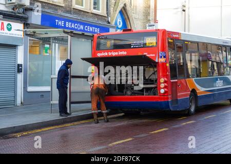 Aufgeschlüsselt Postkutschenbus mit Mechaniker in Anwesenheit, ashford, kent, großbritannien Stockfoto