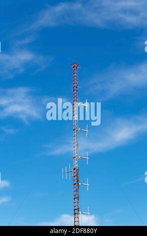 Antennenantennen am Metallmast. Kommunikationsgeräte auf dem mobilen Turm. Stockfoto