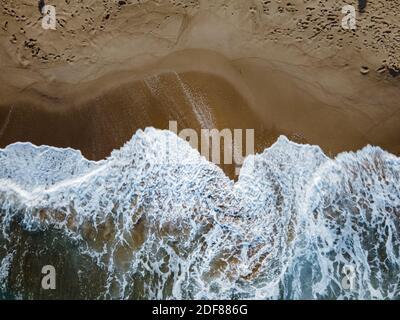 Riesige große Wellen von oben auf der Insel Sizilien, Drohnenblick am Strand und riesige Wellen Sicilia Stockfoto