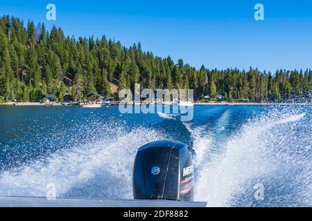 Motorboot verlässt Redfish Lake Lodge, Sawtooth National Recreation Area, Stanley, Idaho. Stockfoto