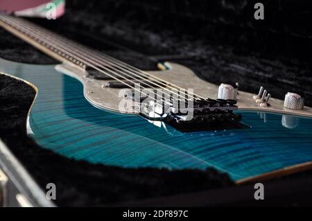 Drop Top Classic Bora Bora Blue E-Gitarre Details auf dem Ton-Regler und Pickups auf der Oberseite befindet. Stockfoto