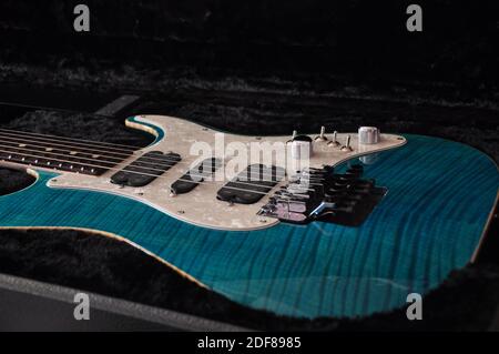 Drop Top Classic Bora Bora Blue E-Gitarre Details auf dem Ton-Regler und Pickups auf der Oberseite befindet. Stockfoto