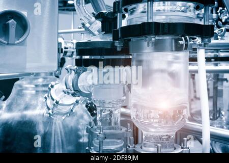 Gläsernes Labor chemischen Röhrchen mit Flüssigkeit für die analytischen, medizinischen, pharmazeutischen und wissenschaftlichen Forschung Konzept. Stockfoto