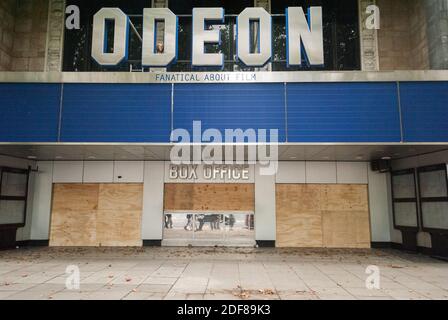 Die Kasse und der Eingang zum ehemaligen Kensington Odeon an der Kensington High Street, London, Großbritannien Stockfoto