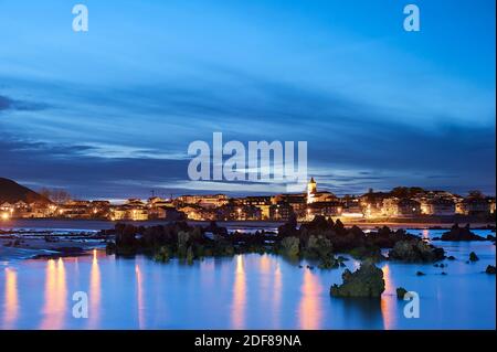 Strand von Trengandin und Noja Stadt im Hintergrund, Noja, Kantabrien, Spanien. Stockfoto