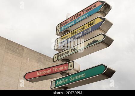 Bunte Wegweiser außerhalb der Southbank Centre, Belvedere Road, ‎London‎, ‎SE 1, Großbritannien Stockfoto