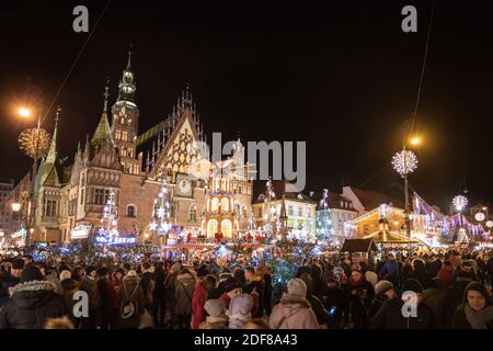 BRESLAU, POLEN - 09. DEZEMBER 2018: Weihnachtsmarkt auf dem Marktplatz von Breslau ein Teil vor dem Rathaus. Stockfoto