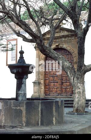 FUENTE JUNTO A LA PORTADA LATERAL DE LA IGLESIA DE NUESTRA SEÑORA DE LAS NIEVES. ORT: IGLESIA DE NUESTRA SEÑORA DE LAS NIEVES. SANTA CRUZ DE LA PALMA. LA PALMA. SPANIEN. Stockfoto