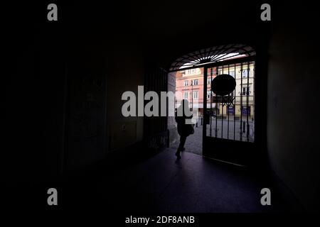 Ein Student geht am 3. Dezember 2020 auf die Nowy Swiat Straße in Warschau, Polen. Die Zwangsschließung von Bars und Restaurants wegen COVID-19 restrikti Stockfoto