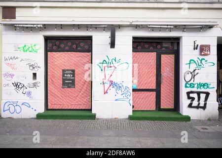 Die Fassade eines geschlossenen Restaurants ist am 3. Dezember 2020 in der Nowy Swiat Straße in Warschau zu sehen. Die erzwungene Schließung von Bars und Restaurants aufgrund der Stockfoto