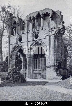 Antikes Vintage-Foto der letzten Ruhestätte des großen schottischen Schriftstellers Sir Walter Scott. Sein Grab befindet sich in Dryburgh Abbey, Melrose, Schottland. Stockfoto