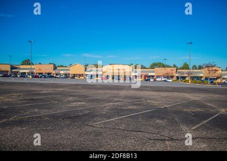 Augusta, GA USA - 12 02 20: Shopping Plaza verschiedene Einzelhandelsgeschäfte Stockfoto