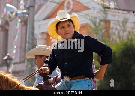 Ein junger CABALLERO oder mexikanischer Cowboy fährt in die Stadt, um das Fest der JUNGFRAU VON GUADALUPE zu feiern - LOS RODRIGUEZ, GUANAJUATO, MEXIKO Stockfoto