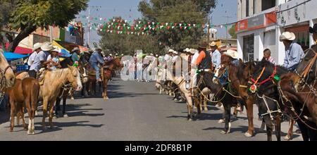 CABALLEROS oder mexikanische Cowboys fahren in die Stadt, um das Fest der JUNGFRAU VON GUADALUPE - LOS RODRIGUEZ, GUANAJUATO, MEXIKO zu feiern Stockfoto