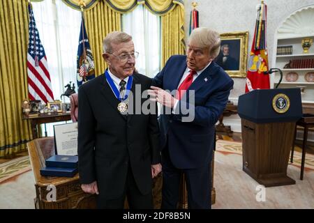 Washington, Usa. Dezember 2020. Präsident Donald Trump überreicht Lou Holtz am Donnerstag, den 3. Dezember 2020, im Oval Office im Weißen Haus in Washington, DC die Medaille der Freiheit. Pool Foto von Doug Mills/UPI Kredit: UPI/Alamy Live Nachrichten Stockfoto