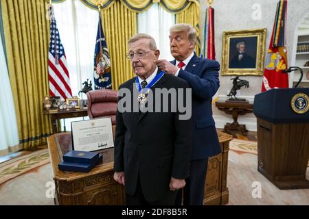 Washington, Usa. Dezember 2020. Präsident Donald Trump überreicht Lou Holtz am Donnerstag, den 3. Dezember 2020, im Oval Office im Weißen Haus in Washington, DC die Medaille der Freiheit. Pool Foto von Doug Mills/UPI Kredit: UPI/Alamy Live Nachrichten Stockfoto