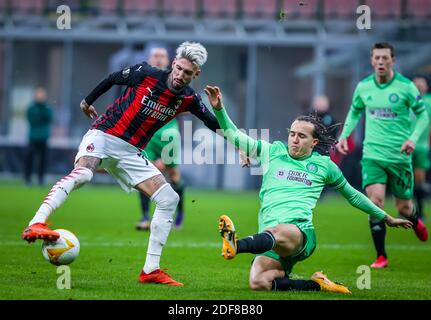 Samu Castillejo (links) von AC Milan kämpft im Spiel der UEFA Europa League Group H im San Siro Stadium in Mailand um den Ball gegen Diego Laxalt von Celtic. Stockfoto