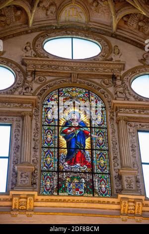 Innenraum von Mezquita mit Glasfenster in Cordoba, Spanien Stockfoto